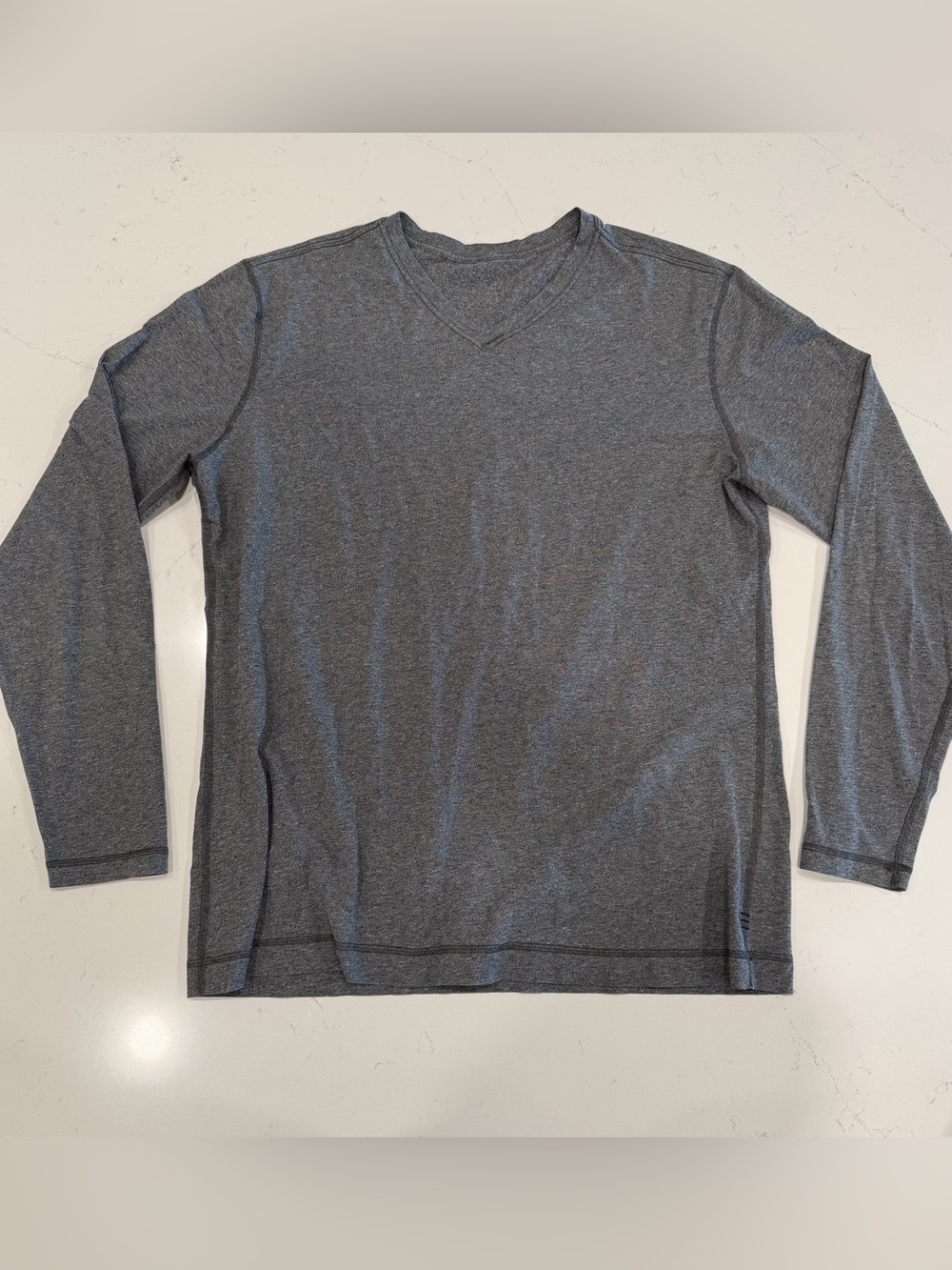 lululemon athletica Men's Charcoal 
Long-Sleeve V-Neck Shirt - Largr